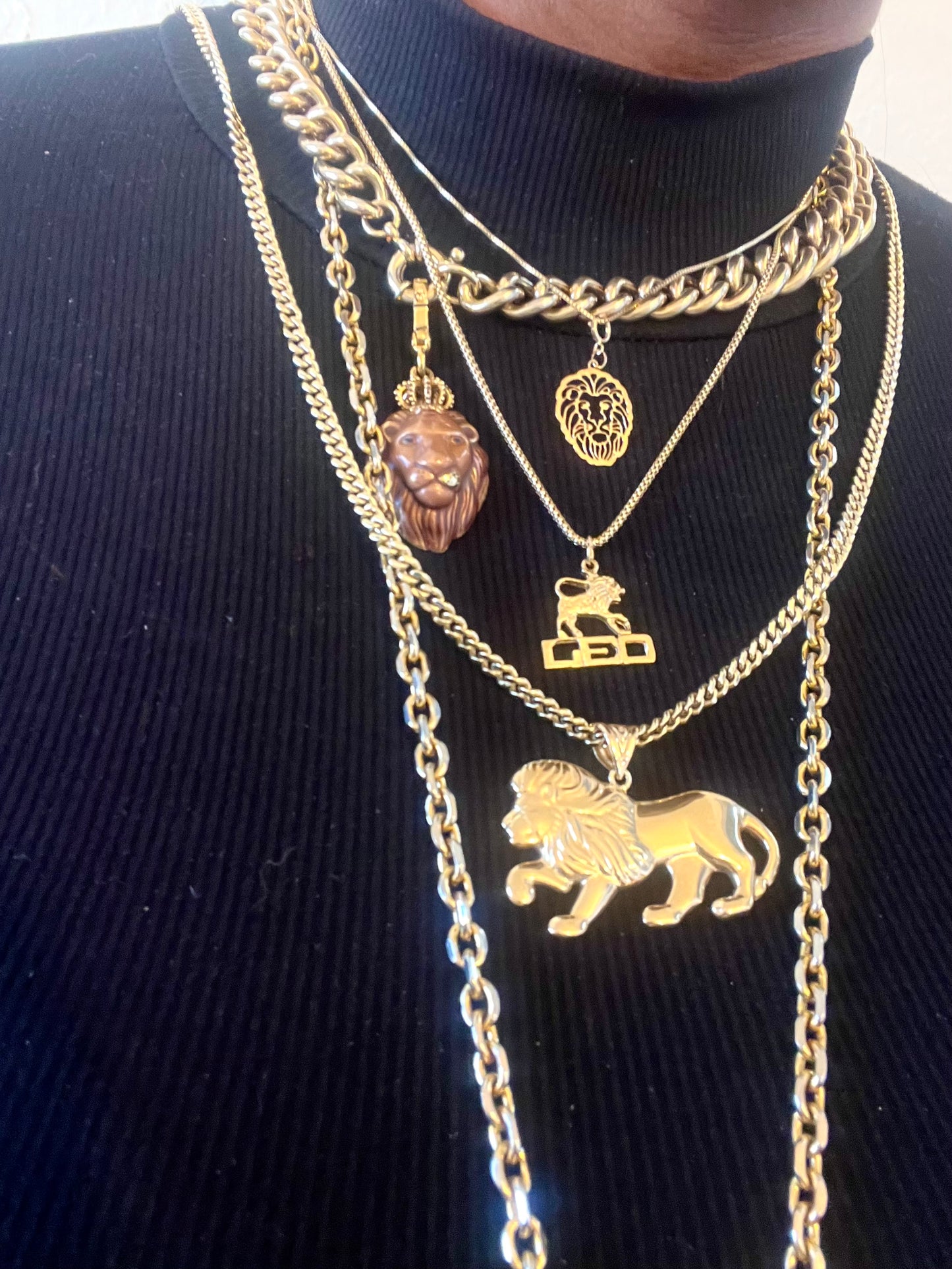 9k Large Lion Prowling Pendant